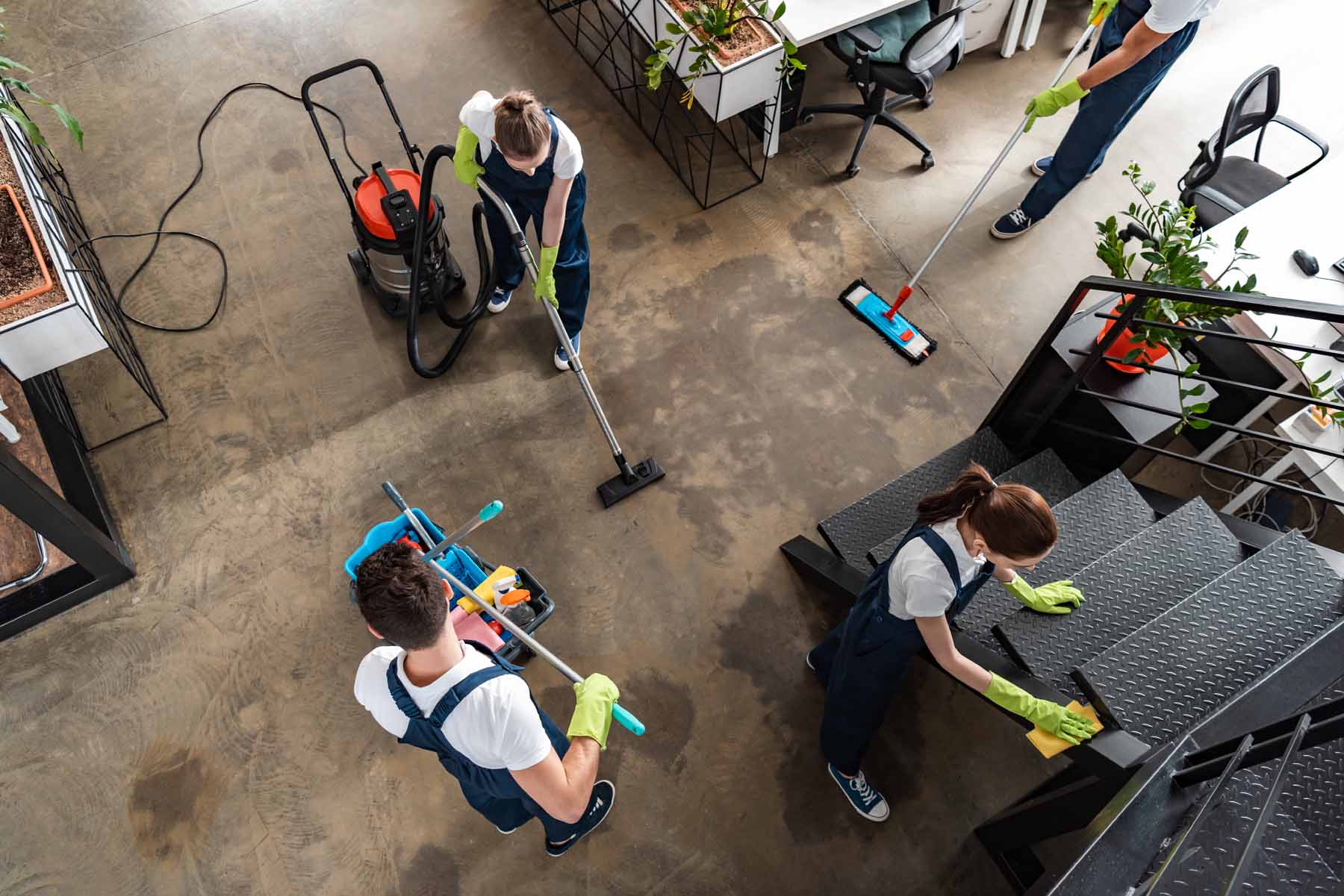 Komplette Gewerbereinigung vom Boden bis zur Treppe.